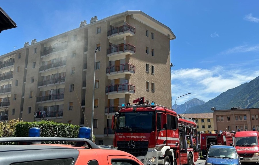 Incendio garage ad Aosta; evacuato condominio, strada chiusa e colpo di calore a un vigile