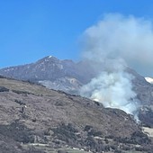 L'incendio è visibile anche dalla strada Statale 26
