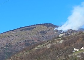 Incendio a Verrayes, sospesi i voli degli elicotteri ma resta il presidio