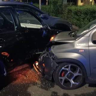 Centra un'auto e fa 'carambola'; incidente stradale in via Chambery ad Aosta