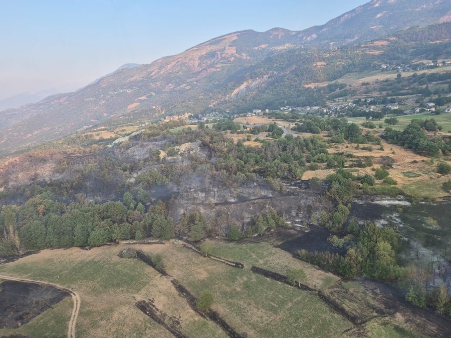 Verso la conclusione le operazioni di bonifica dell’incendio di Saint-Denis