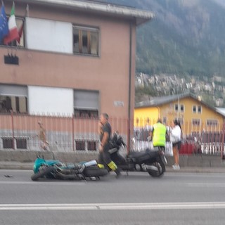 Aosta, auto fa inversione vietata in Statale 26, motociclista finisce in ospedale; caccia al trasgressore