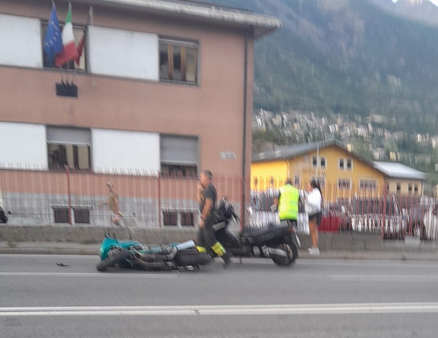 Aosta, auto fa inversione vietata in Statale 26, motociclista finisce in ospedale; caccia al trasgressore Aosta, auto fa inversione vietata in Statale 26, motociclista finisce in ospedale; caccia al trasgressore