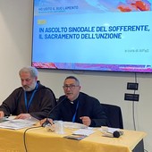 A dx don Isidoro Mercuri Giovinazzo nel suo intervento al convegno di Bari