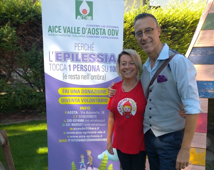 I due firmatari ovvero il presidente di AICE VdA ODV, Manuele Amateis e la responsabile del progetto educativo estivo Été au village, Désirée Benzo