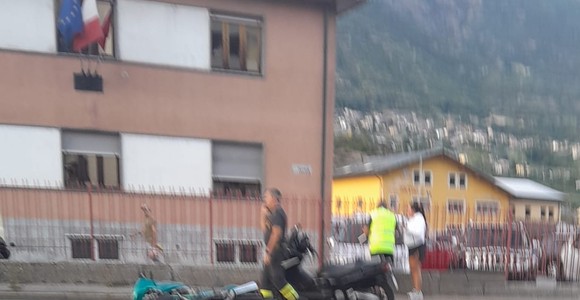Aosta, auto fa inversione vietata in Statale 26, motociclista finisce in ospedale; caccia al trasgressore Aosta, auto fa inversione vietata in Statale 26, motociclista finisce in ospedale; caccia al trasgressore