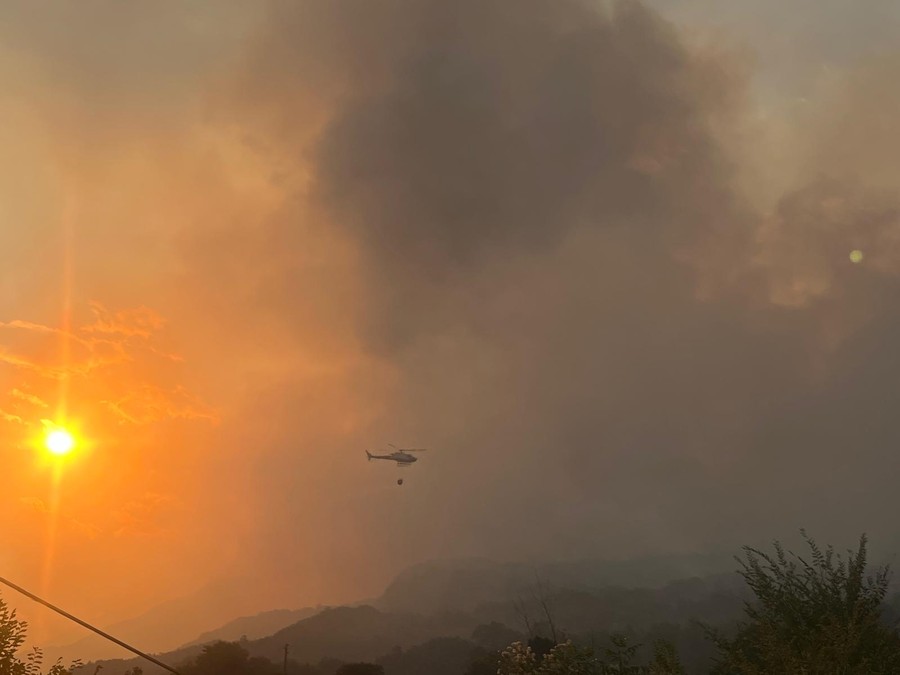 Lotta disperata contro l'incendio che divampa tra Saint-Denis e Verrayes VIDEO
