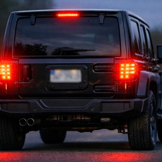 Auto più sicure; 'stop posteriori lampeggianti' a partire da oggi