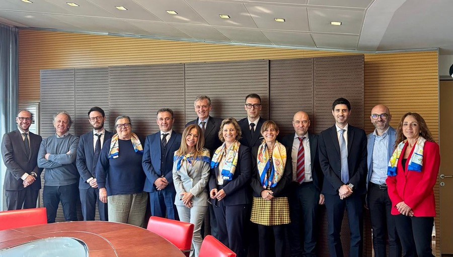 Foto di gruppo per governance e management di Aosta Factor