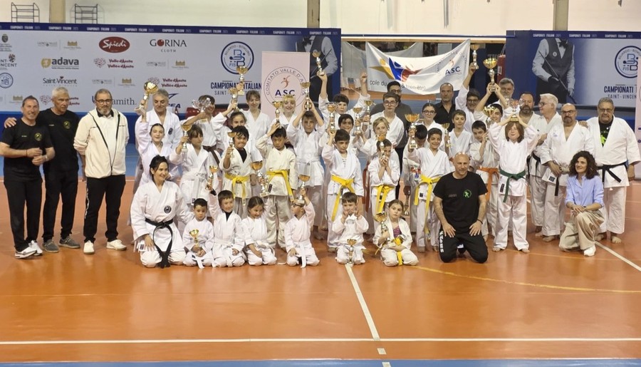 Foto di gruppo per atleti e maestri partecipanti al Memorial Politano