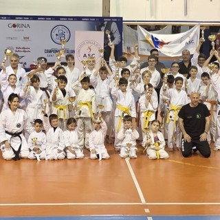 Foto di gruppo per atleti e maestri partecipanti al Memorial Politano