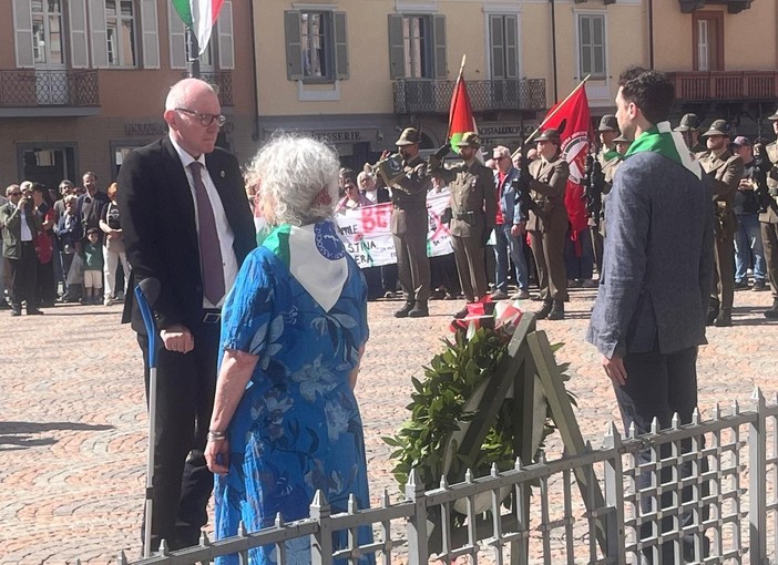 La deposizione della corona in piazza Chanoux (cliccare sulla foto per avviare la gallery)