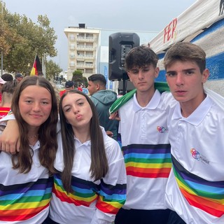 Aline Leger (prima da sn) insieme ai compagni di squadra in Spagna