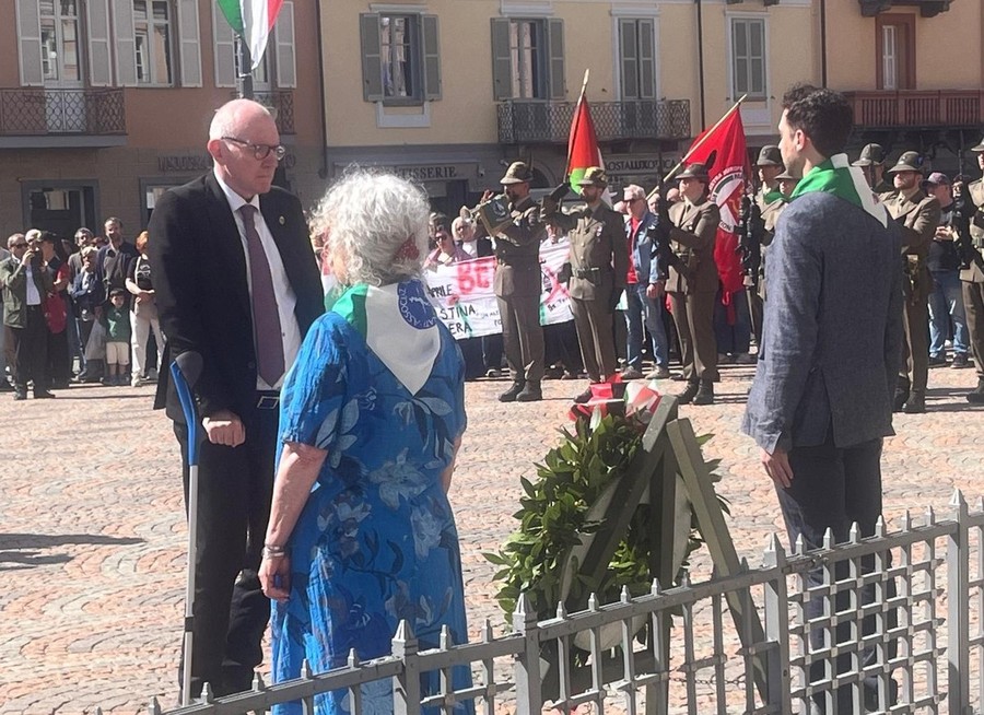 La deposizione della corona in piazza Chanoux (cliccare sulla foto per avviare la gallery)