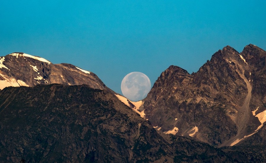 La Luna incontra le montagne valdostane; ad Aosta gli scatti di Enzo Massa Micon La Luna incontra le montagne valdostane; ad Aosta gli scatti di Enzo Massa Micon