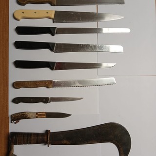 I coltelli e la roncola sequestrati all'uomo