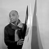 Andrea Leonardi a fianco di una sua opera