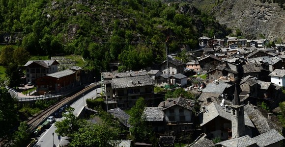 Arvier, a Leverogne preoccupazione e disagi per la soppressione 'sino a fine lavori, delle fermate del pullman