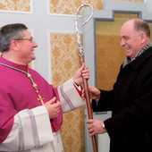 2011, l'allora Presidente della Giunta Augusto Rollandin consegna del bastone pastorale, dono della Regione, a Monsignor Lovignana nel giorno della sua ordinazione episcopale