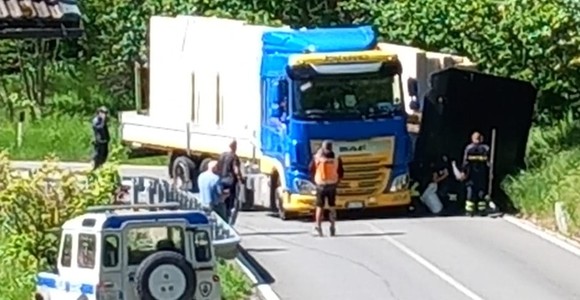 Tir ribalta carico di legname; chiusa la regionale per Cervinia