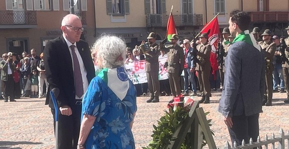 La deposizione della corona in piazza Chanoux (cliccare sulla foto per avviare la gallery)