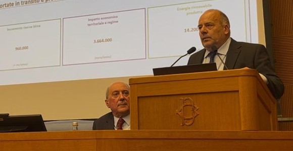 Giorgio Lale MUrix durante l'illustrazione dei progetti valdostani