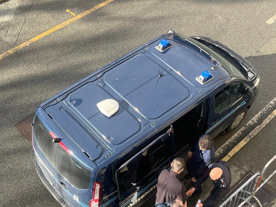 Zef Lleshaj lo scorso 19 dicembre, accompagnato dalla Penitenziaria in tribunale ad Aosta per la prima udienza dopo le dimissioni dall'ospedale Zef Lleshaj lo scorso 19 dicembre, accompagnato dalla Penitenziaria in tribunale ad Aosta per la prima udienza dopo le dimissioni dall'ospedale