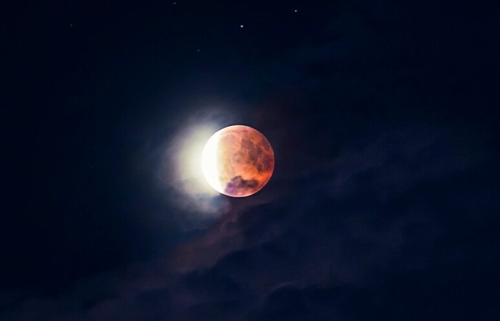 A settembre il cielo cambia volto e ci regala una Luna di sangue