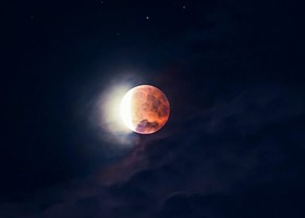 A settembre il cielo cambia volto e ci regala una Luna di sangue