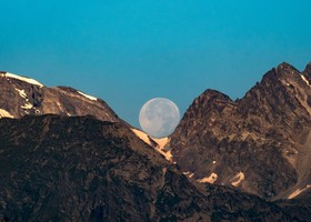 La Luna incontra le montagne valdostane; ad Aosta gli scatti di Enzo Massa Micon