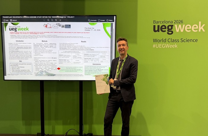 ll dottor Stefano Okolicsanyi alla UEG Week 2026 di Barcellona accanto al poster della ricerca del progetto 5000genomi@VdA, con l'attestato del Best Abstract Presentation Prize ll dottor Stefano Okolicsanyi alla UEG Week 2026 di Barcellona accanto al poster della ricerca del progetto 5000genomi@VdA, con l'attestato del Best Abstract Presentation Prize