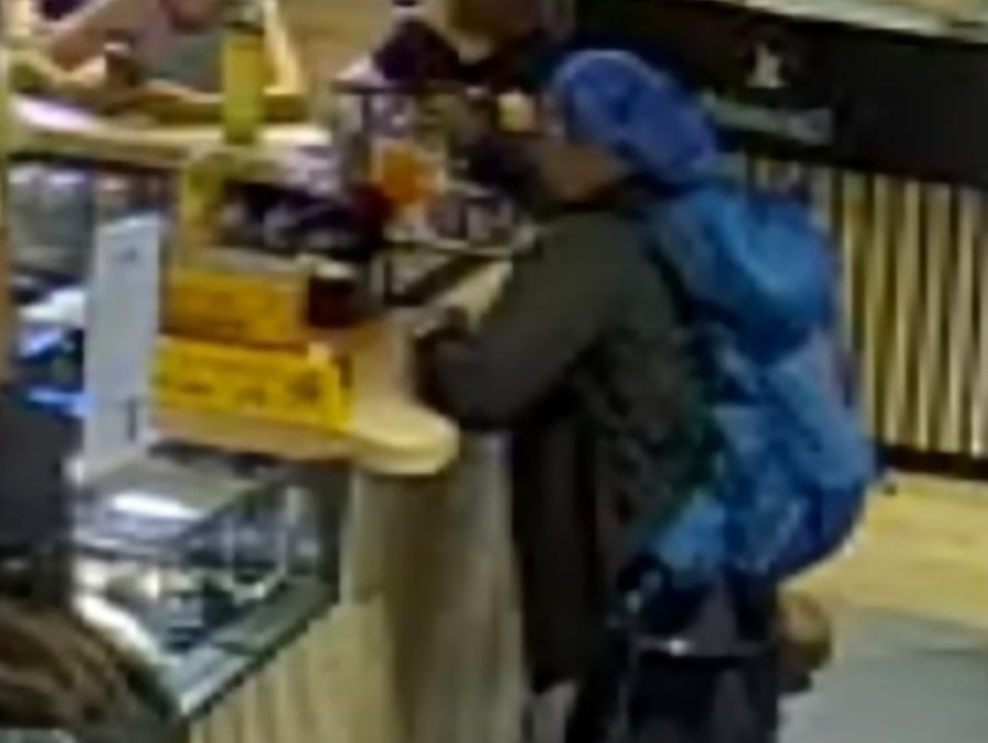 Un fotogramma (volto sfocato) di una videocamera di sorveglianza che ha registrato i movimenti del presunto ladro