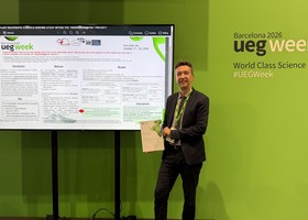ll dottor Stefano Okolicsanyi alla UEG Week 2026 di Barcellona accanto al poster della ricerca del progetto 5000genomi@VdA, con l'attestato del Best Abstract Presentation Prize ll dottor Stefano Okolicsanyi alla UEG Week 2026 di Barcellona accanto al poster della ricerca del progetto 5000genomi@VdA, con l'attestato del Best Abstract Presentation Prize