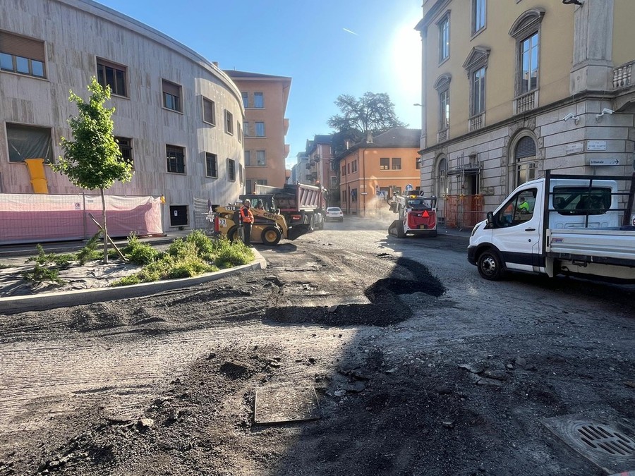 Aosta, fervono i lavori di asfaltatura; 1,6 milioni per quattro chilometri e mezzo di strade