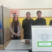 Hervé Laurent con i colleghi del seggio 13 di Aosta