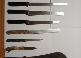 I coltelli e la roncola sequestrati all'uomo I coltelli e la roncola sequestrati all'uomo