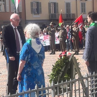 La deposizione della corona in piazza Chanoux (cliccare sulla foto per avviare la gallery)