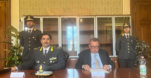 Da sn il colonello Luca Bonatesta e il procuratore della Corte dei conti della Valle d'Aosta, Quirino Lorelli