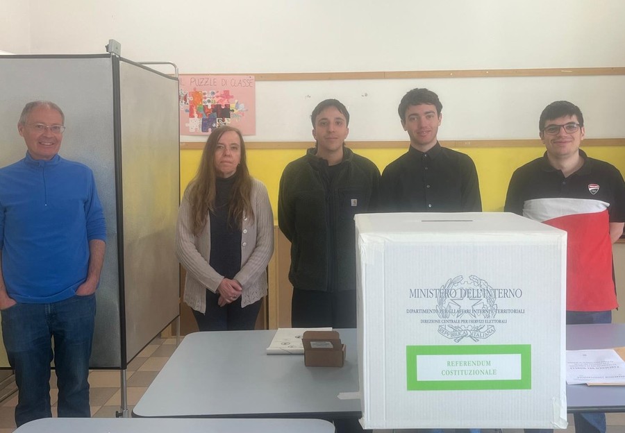 Hervé Laurent con i colleghi del seggio 13 di Aosta