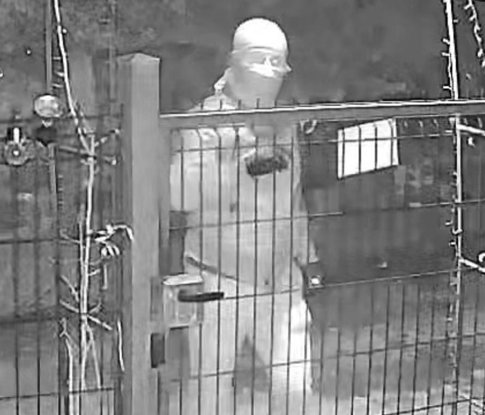 Uno degli scassinatori ripreso da una videocamera di sorveglianza privata