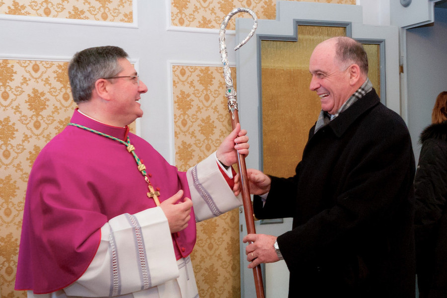 2011, l'allora Presidente della Giunta Augusto Rollandin consegna del bastone pastorale, dono della Regione, a Monsignor Lovignana nel giorno della sua ordinazione episcopale