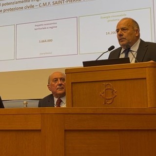 Giorgio Lale MUrix durante l'illustrazione dei progetti valdostani