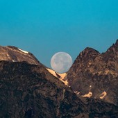 La Luna incontra le montagne valdostane; ad Aosta gli scatti di Enzo Massa Micon