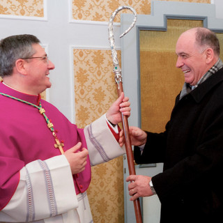 2011, l'allora Presidente della Giunta Augusto Rollandin consegna del bastone pastorale, dono della Regione, a Monsignor Lovignana nel giorno della sua ordinazione episcopale