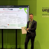ll dottor Stefano Okolicsanyi alla UEG Week 2026 di Barcellona accanto al poster della ricerca del progetto 5000genomi@VdA, con l'attestato del Best Abstract Presentation Prize ll dottor Stefano Okolicsanyi alla UEG Week 2026 di Barcellona accanto al poster della ricerca del progetto 5000genomi@VdA, con l'attestato del Best Abstract Presentation Prize