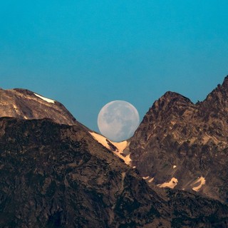 La Luna incontra le montagne valdostane; ad Aosta gli scatti di Enzo Massa Micon