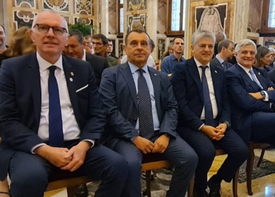 Da sn il Presidente Testolin, il deputato Manes e gli assessori Bertschy e Caveri all'incontro con Papa Francesco Da sn il Presidente Testolin, il deputato Manes e gli assessori Bertschy e Caveri all'incontro con Papa Francesco