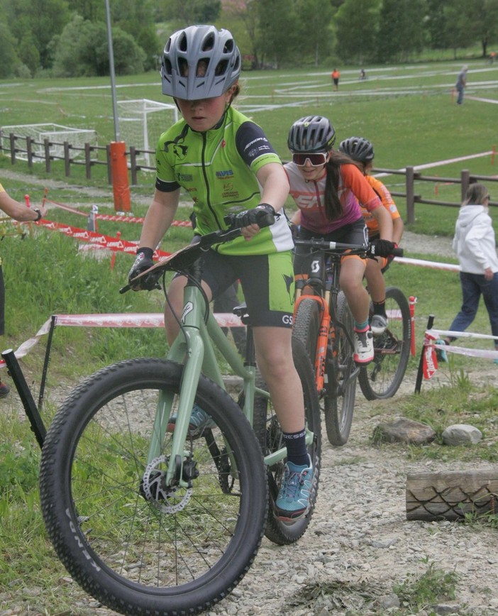 Martina Carrara in testa al gruppo (photo credit Federciclo)