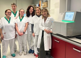 Da sn i tecnici di laboratorio Franca Bianchi, Nicolas Charbonnier, Martina Zanoni; le biologhe molecolari Florida Damasco e Francesca Borney; la dottoressa Patrizia Falcone, Direttrice Medicina di Laboratorio
