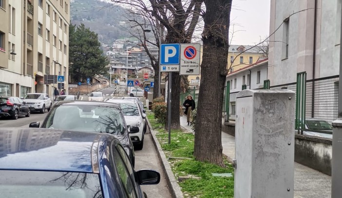 Aosta, multe in corso Père Laurent; protestano gli automobilisti per la segnaletica